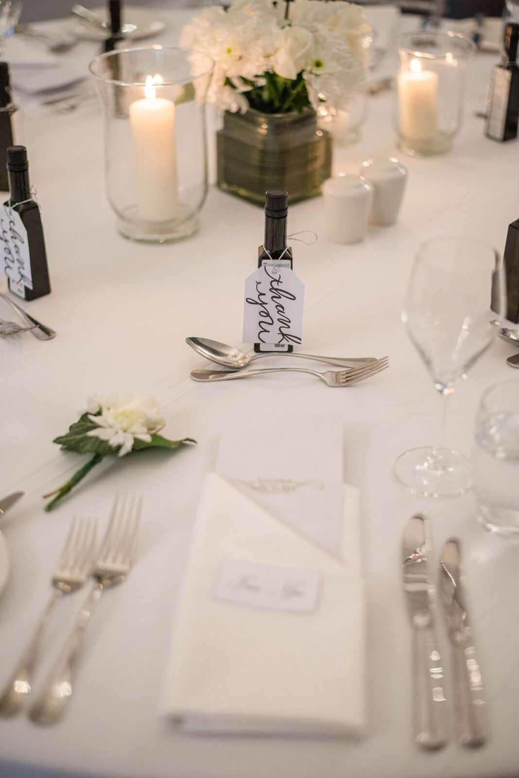 Les tables dressées en blanc pour un banquet