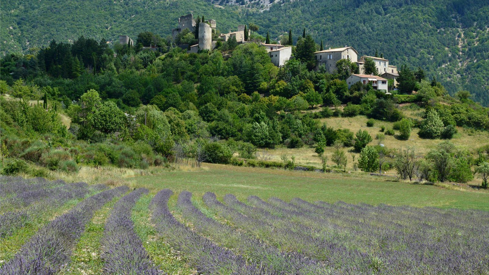 Les coteaux et le hameau vus depuis le chemin des Crêtes