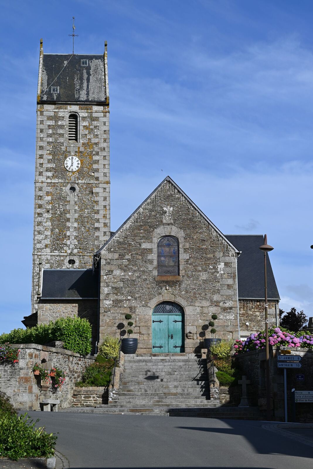 L'église et son clocher sous le ciel bleu