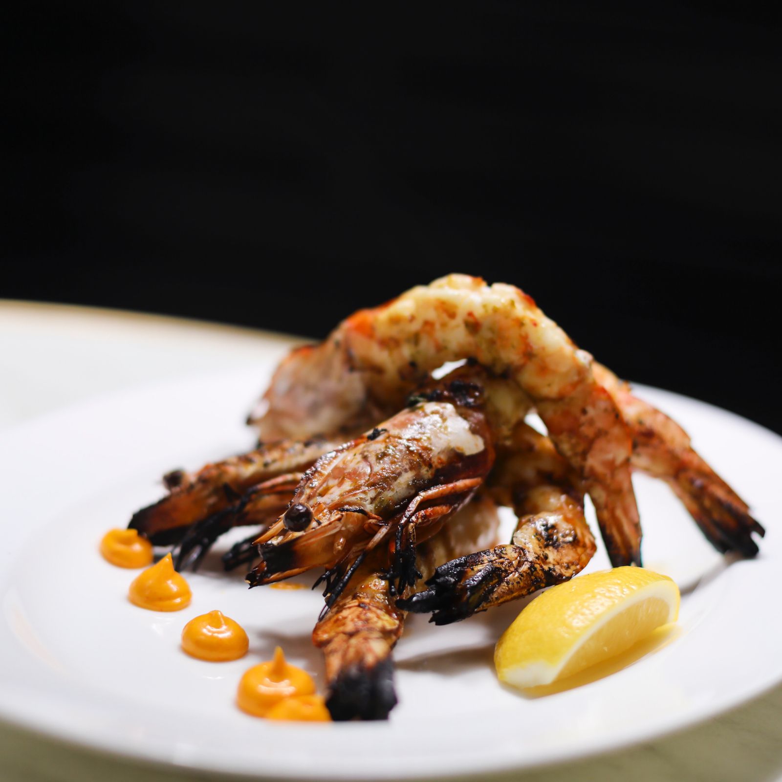 Gambas grillées sur assiette blanche