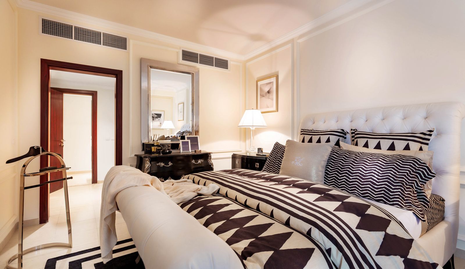 La chambre Les Coteaux et son tête de lit graphique