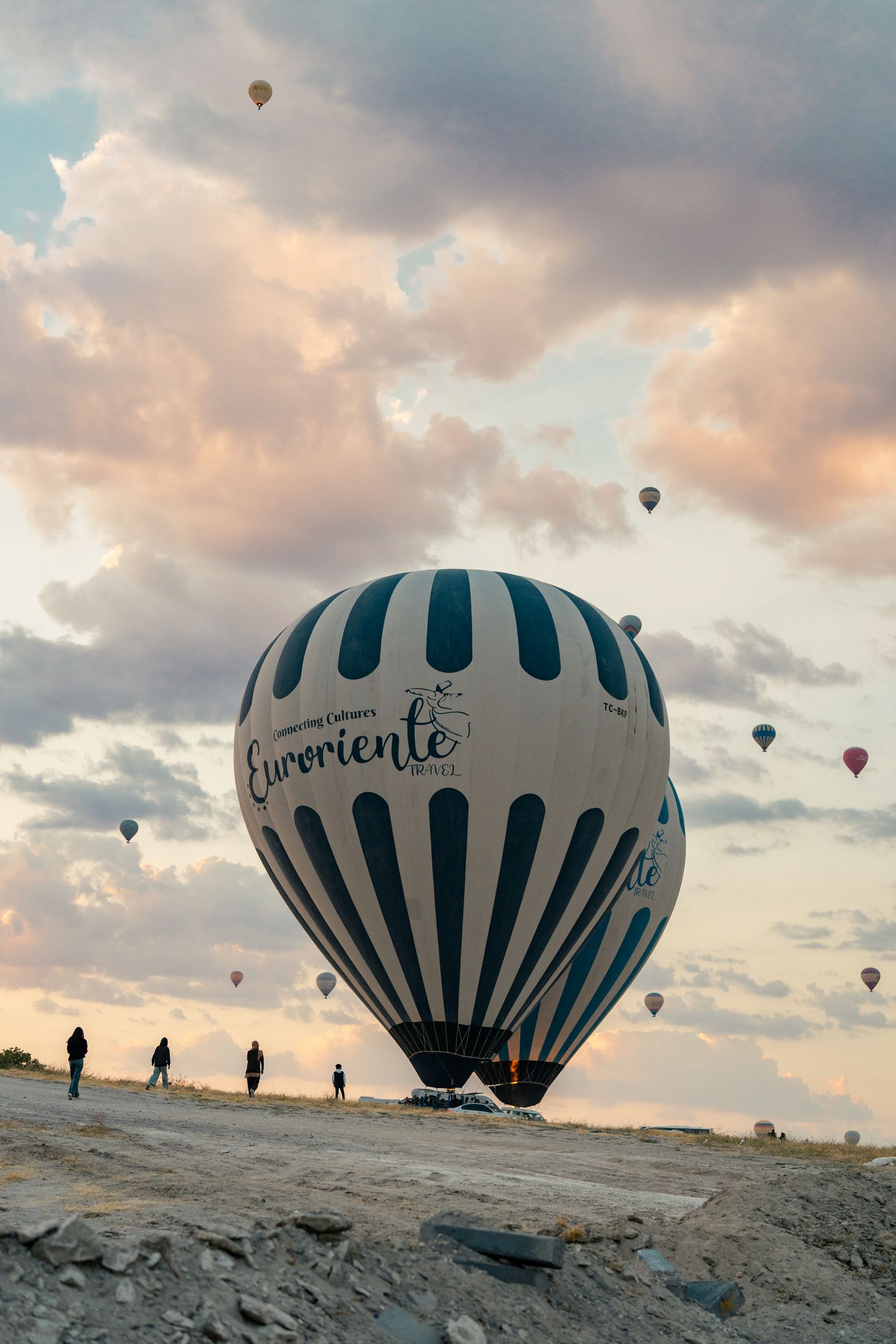 Une montgolfière au lever du jour au-dessus des coteaux