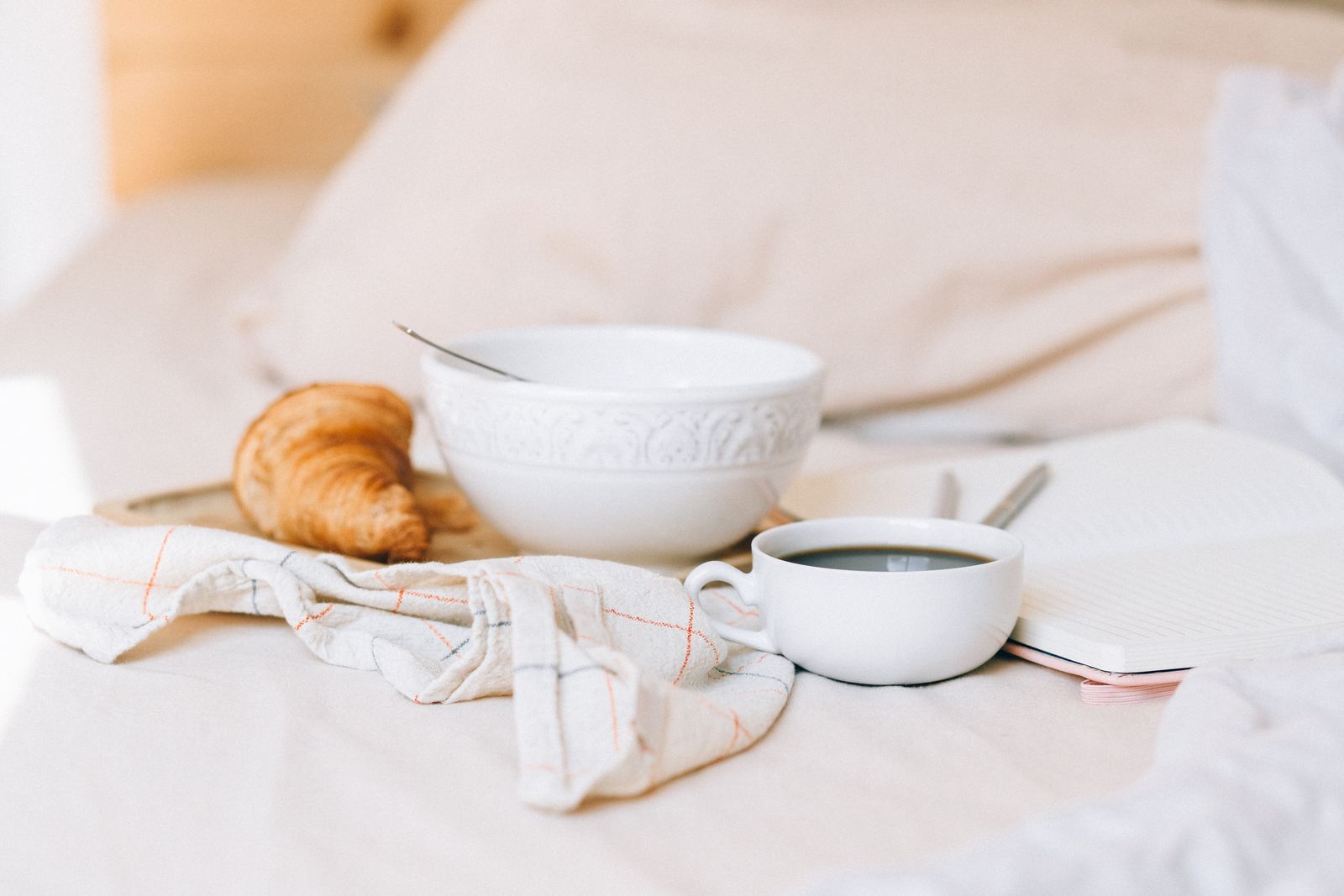 Le petit-déjeuner servi en chambre, café et croissants