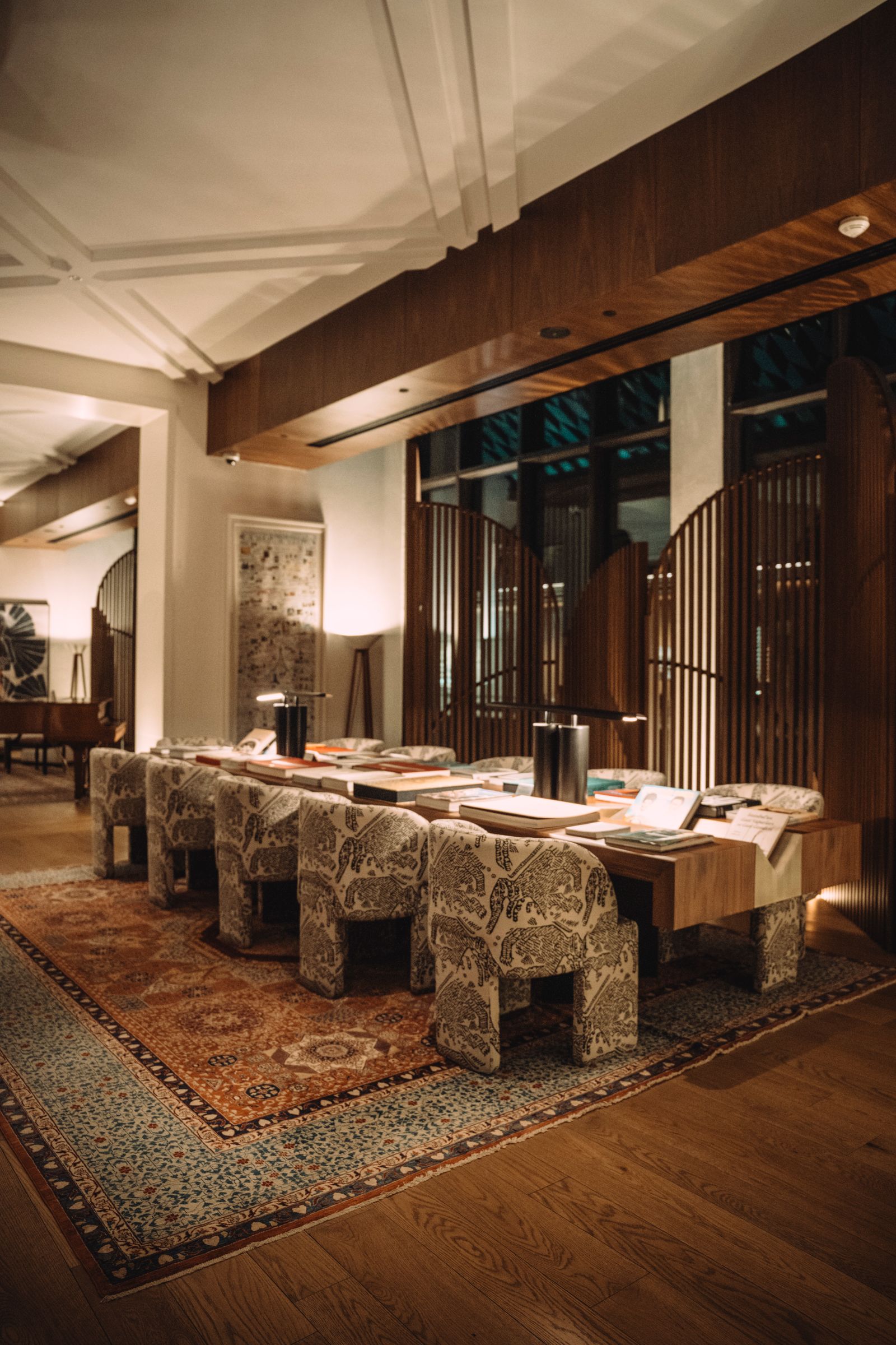 La salle du restaurant du domaine, boiseries et lumière chaude