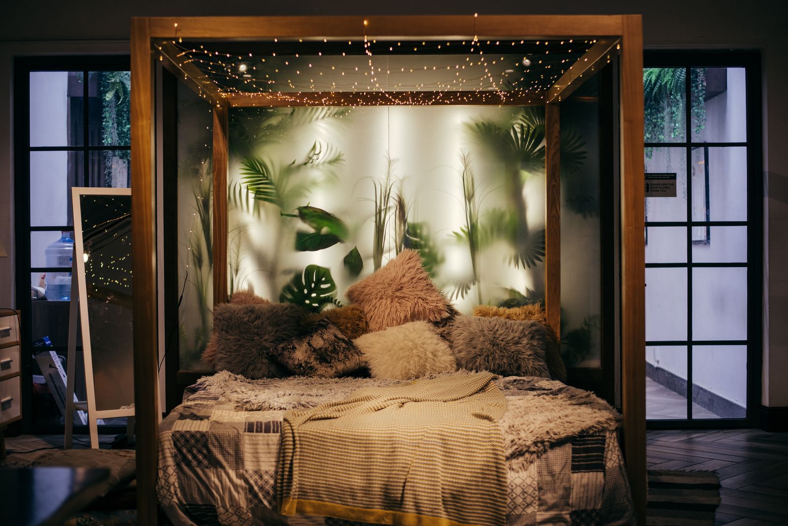 Le lit à baldaquin de la suite La Tour, sous la verrière