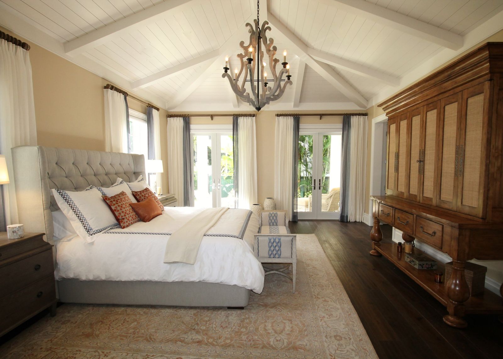 La suite des Bains, grand volume clair et lustre ancien