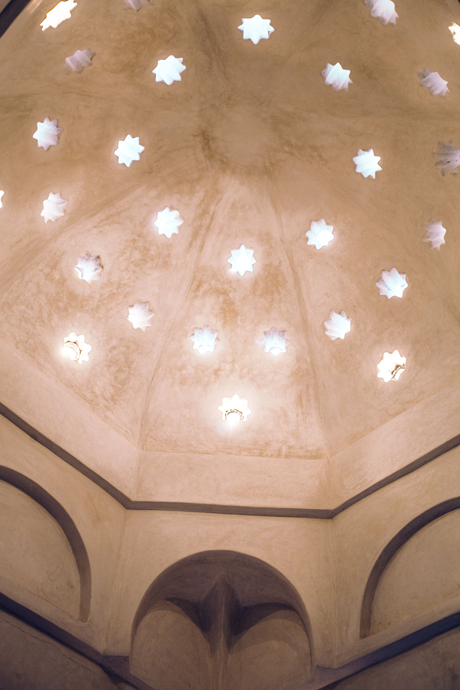 La coupole percée d'étoiles au-dessus de la salle de repos