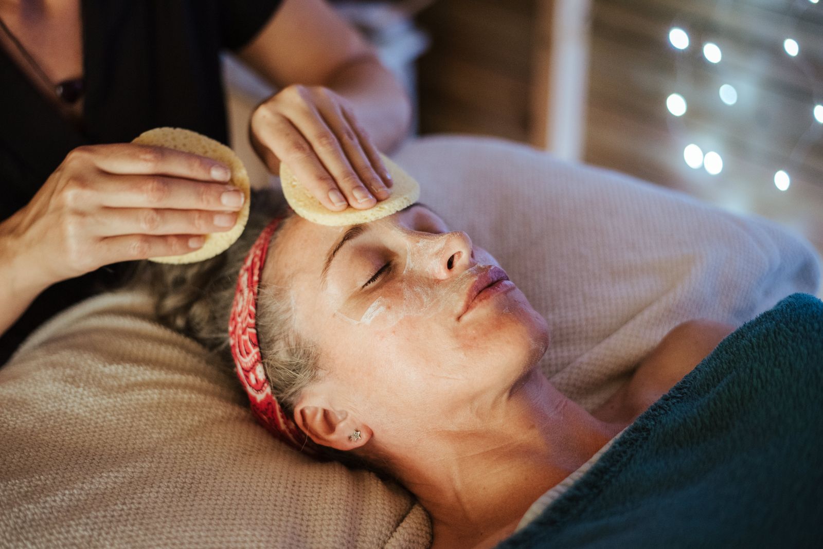 La cure douce, compresse tiède sur le visage