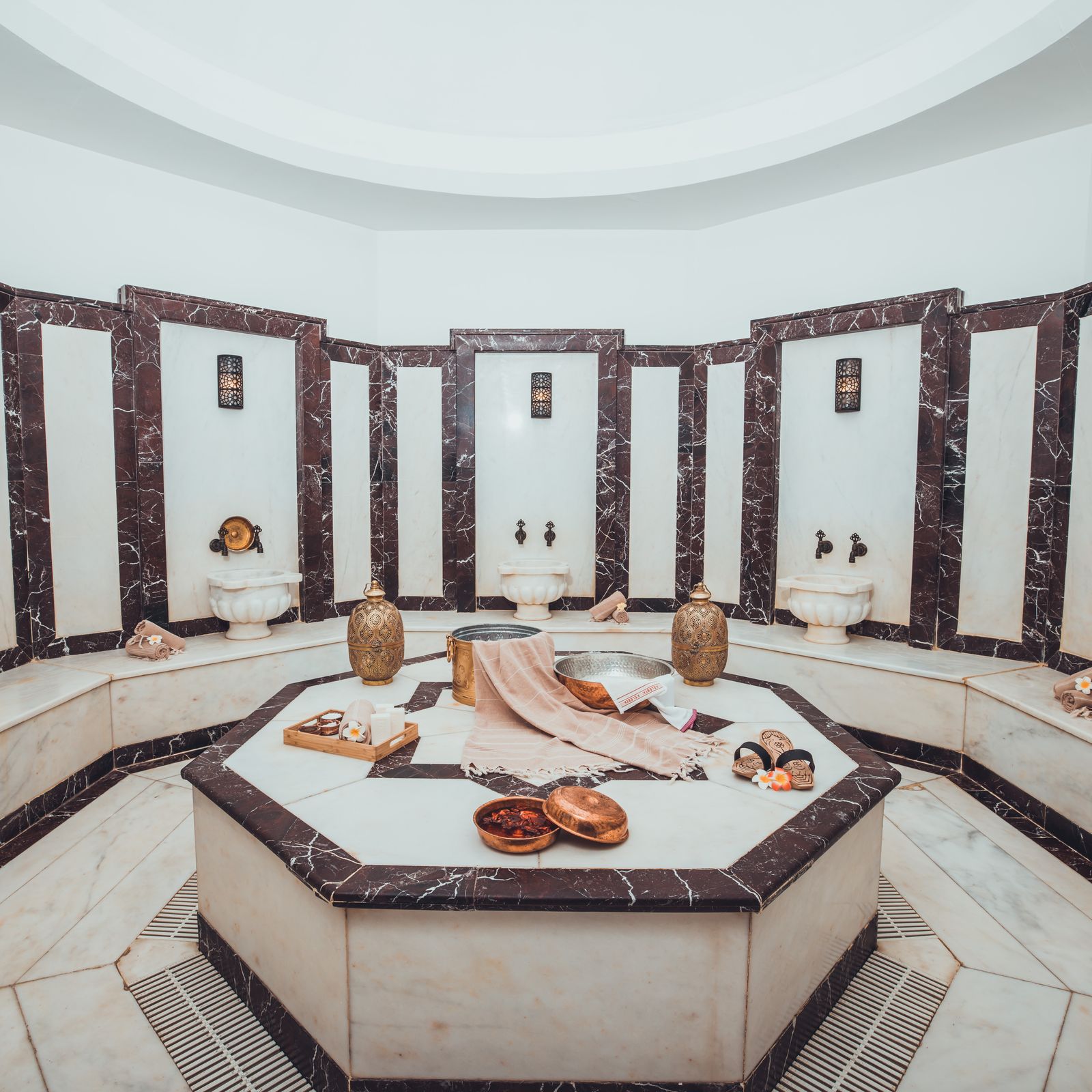 Le hammam de marbre blanc et brun