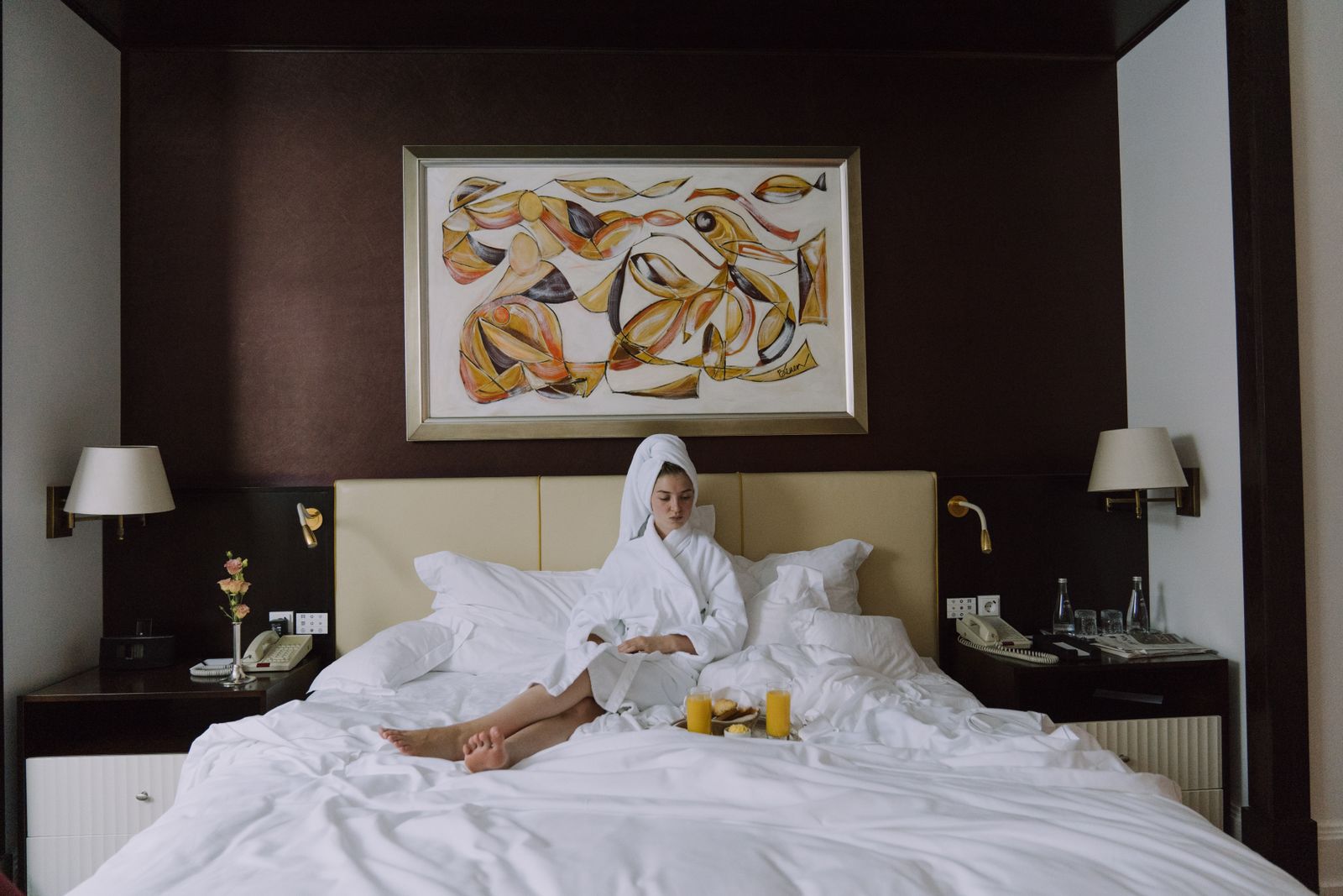Le petit-déjeuner servi en chambre, peignoir et plateau