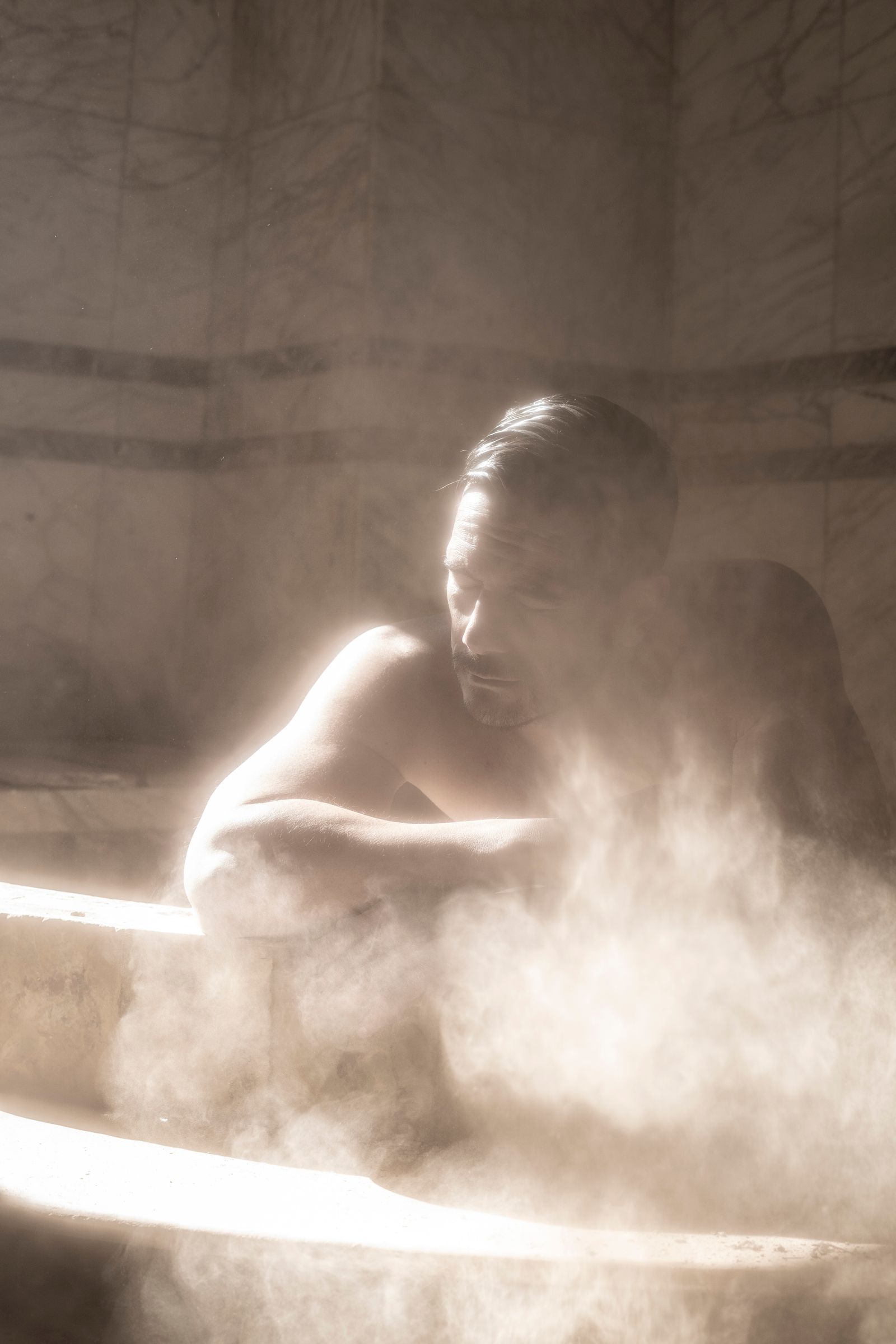 La vapeur du hammam dans la lumière du matin