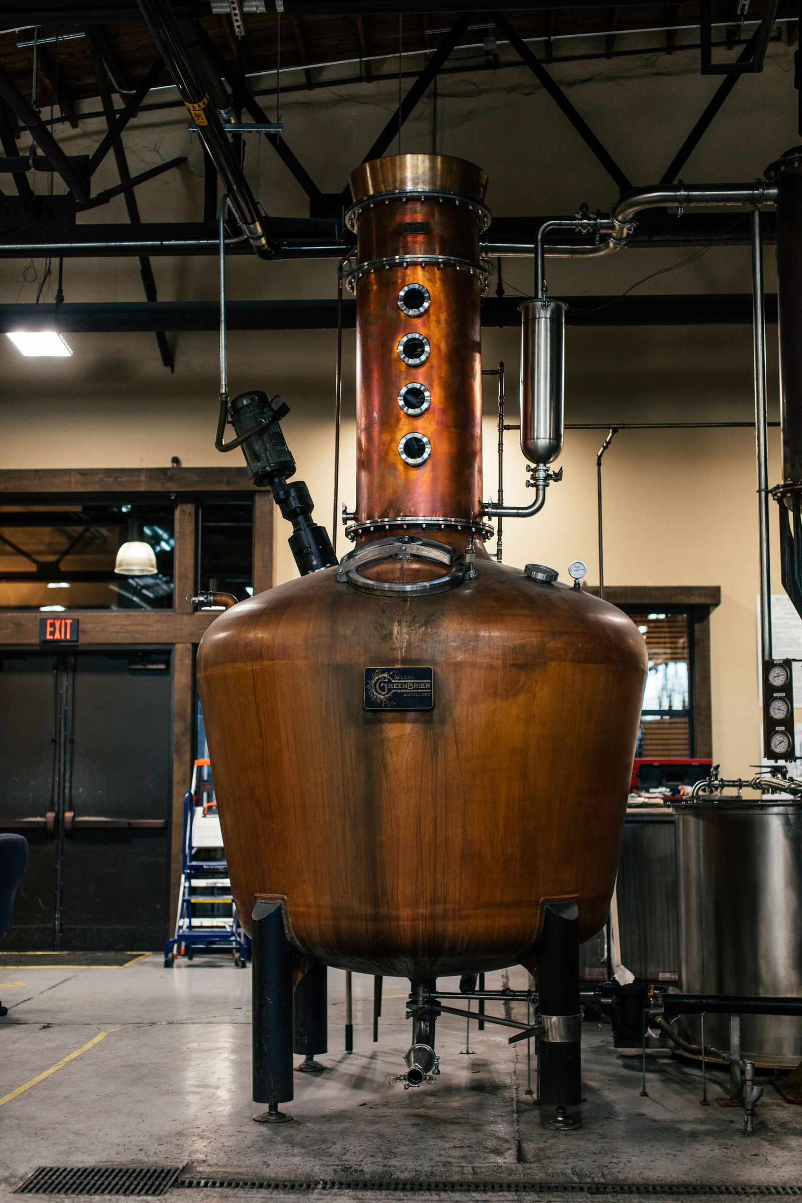 L'alambic de cuivre installé pour la distillation