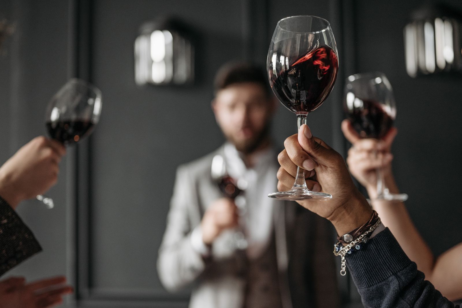 Verres de rouge levés au caveau