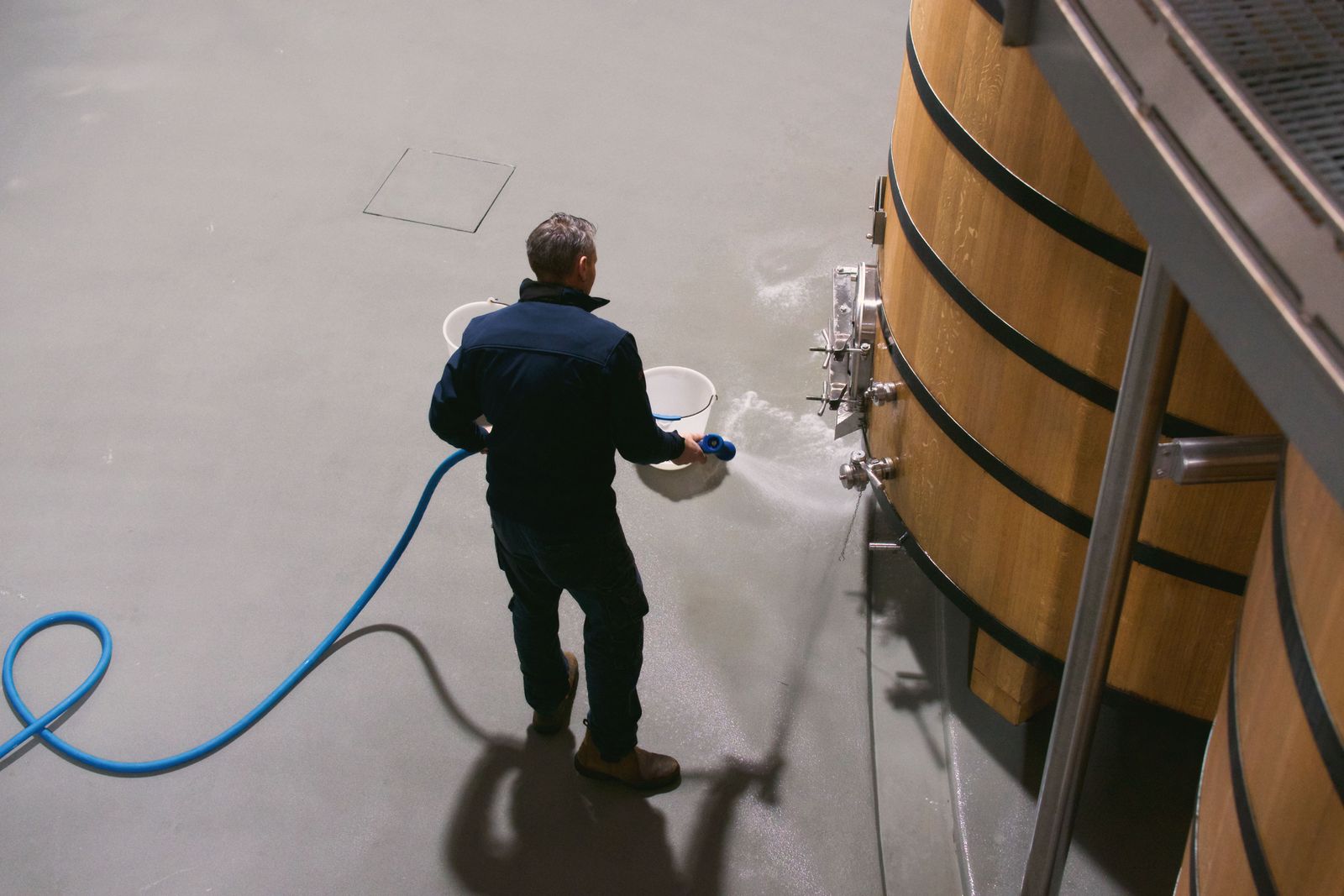 Bernard au travail sur une barrique du chai